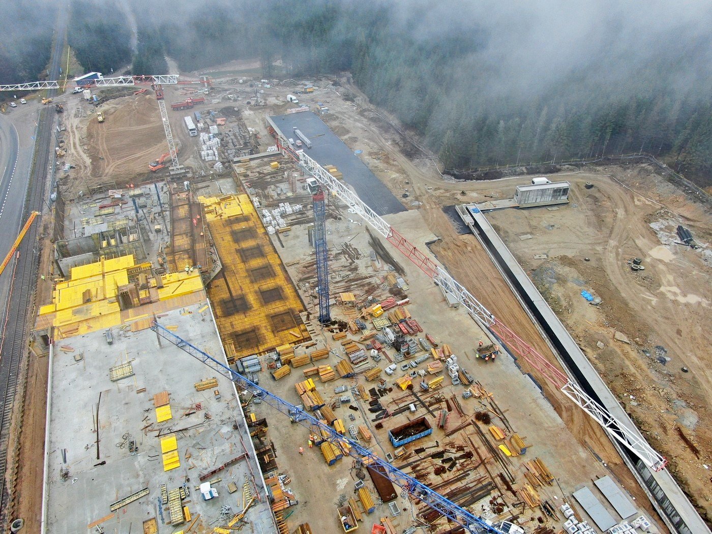 budynek-dcs-pnie-sie-w-gore-92785