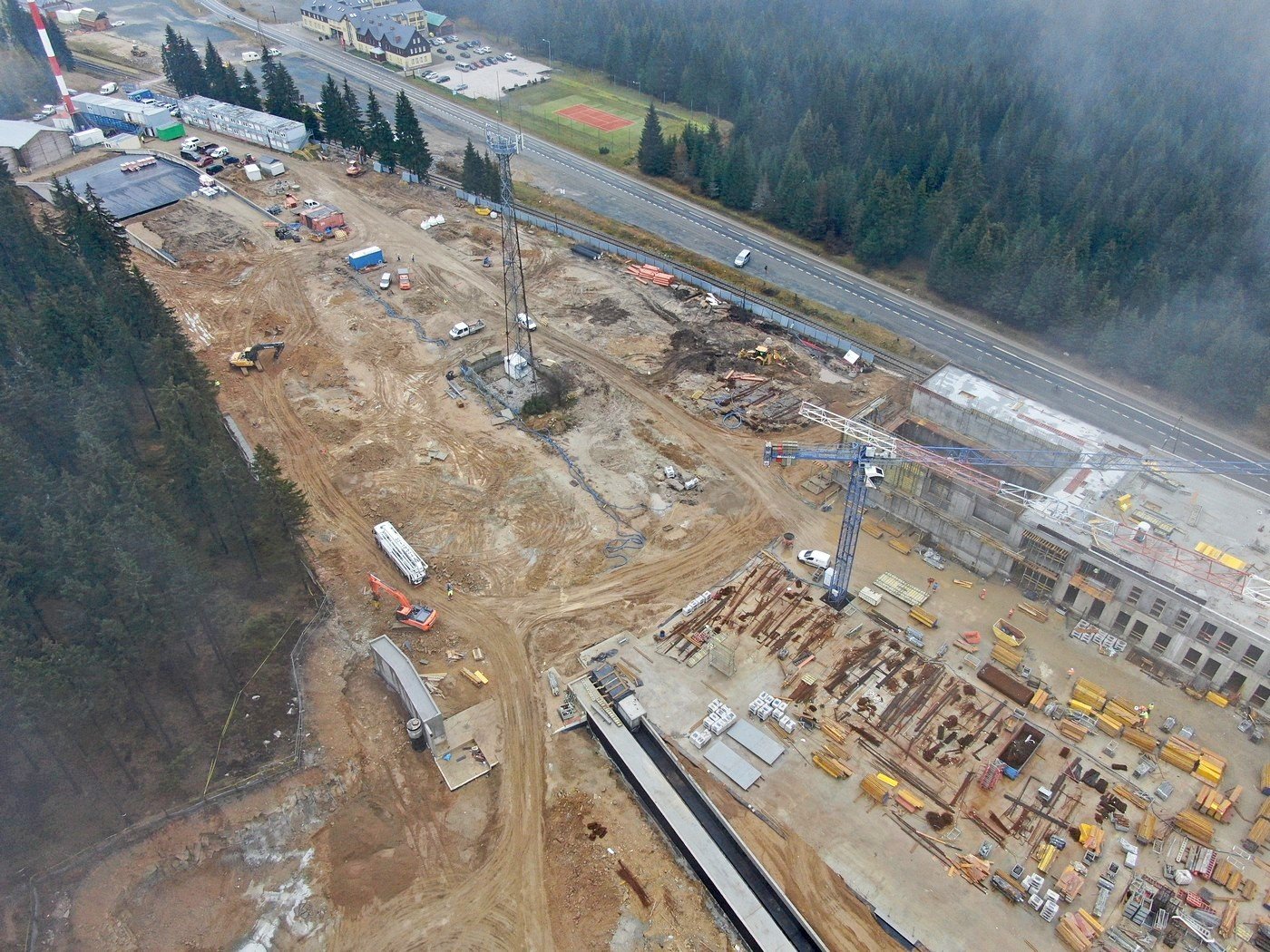 budynek-dcs-pnie-sie-w-gore-92785