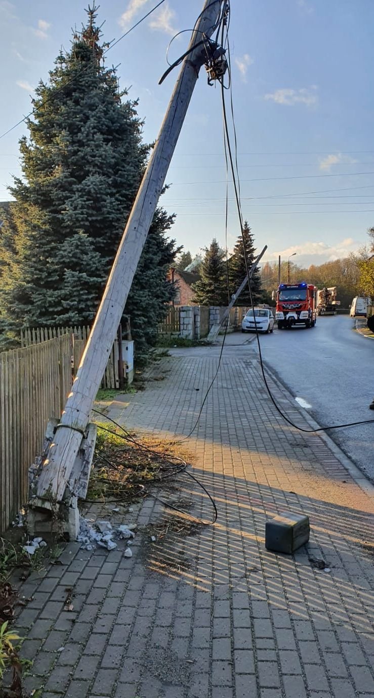 samochodem-z-drewnem-przewroci-supy-92803