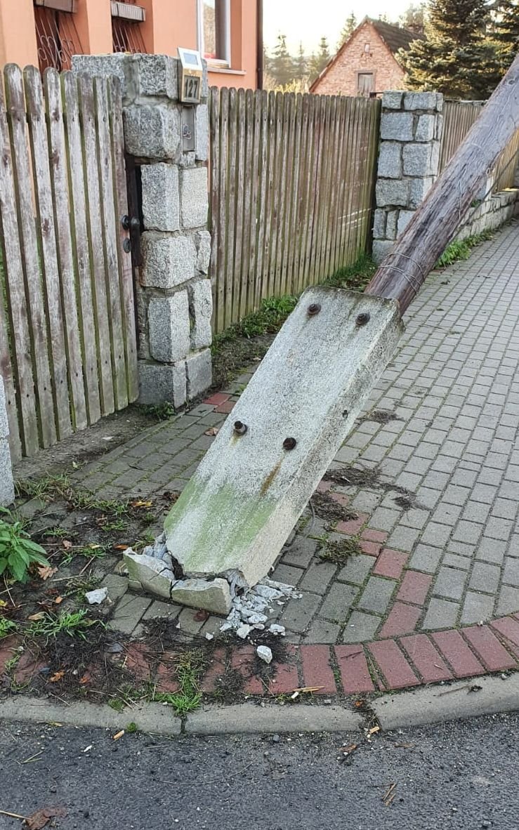 samochodem-z-drewnem-przewroci-supy-92803
