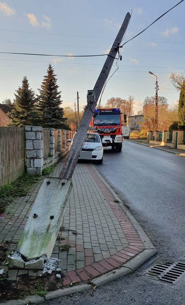 samochodem-z-drewnem-przewroci-supy-92803