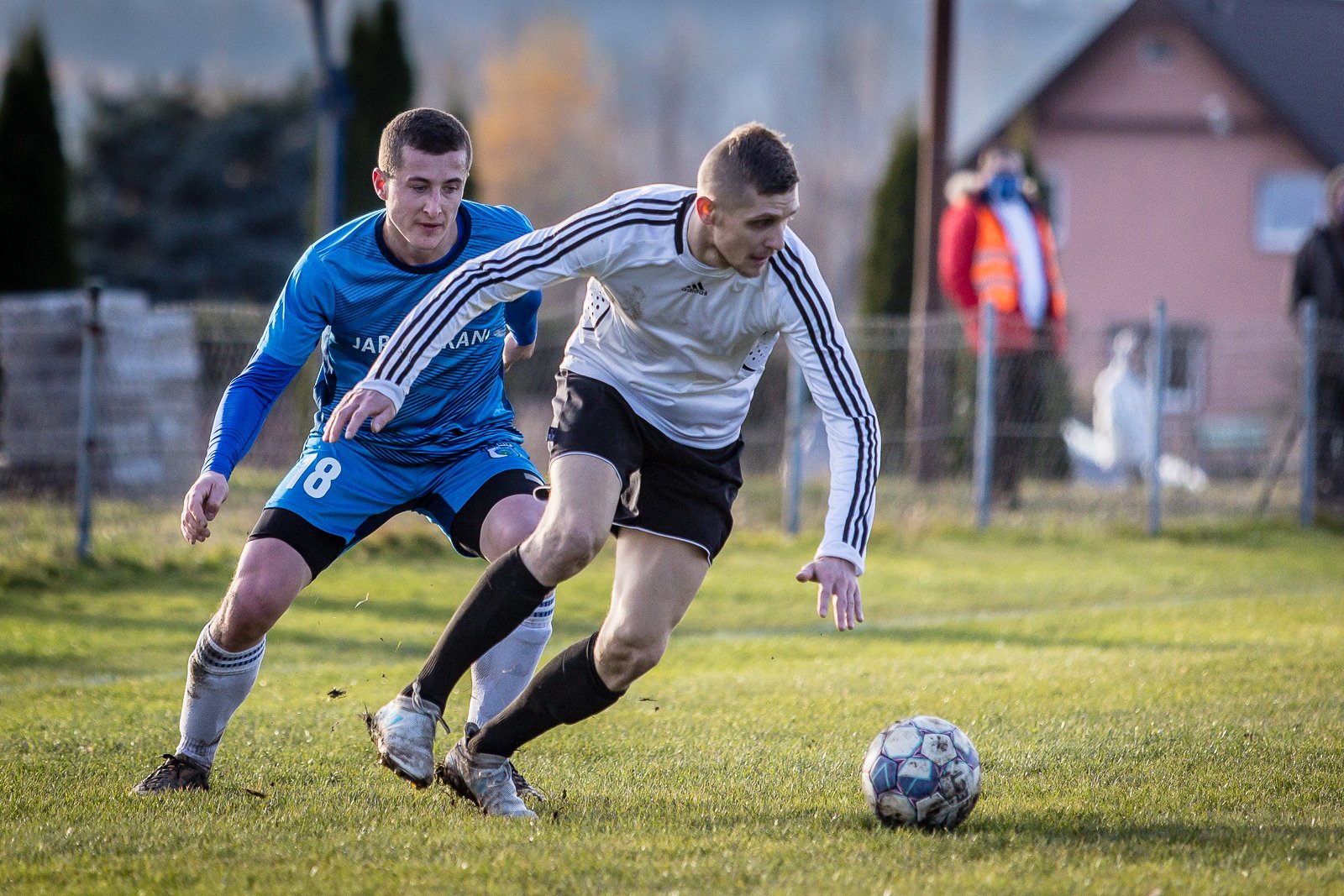 trzy-czerwone-kartki-i-zwyciestwo-lotnika-92877