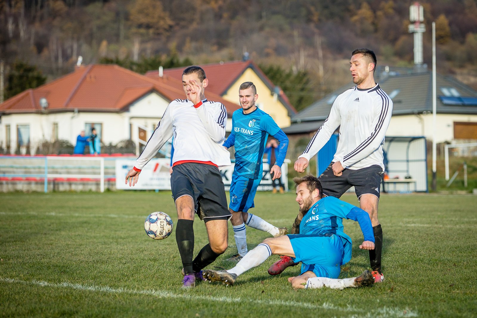 trzy-czerwone-kartki-i-zwyciestwo-lotnika-92877