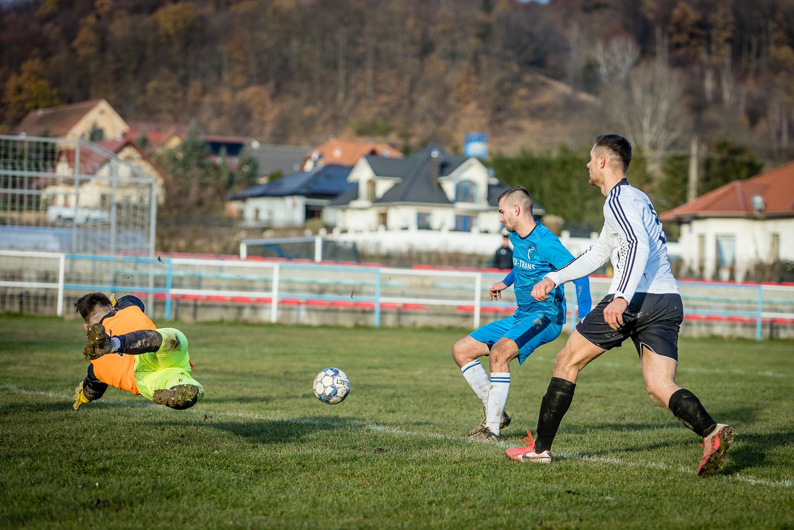 trzy-czerwone-kartki-i-zwyciestwo-lotnika-92877