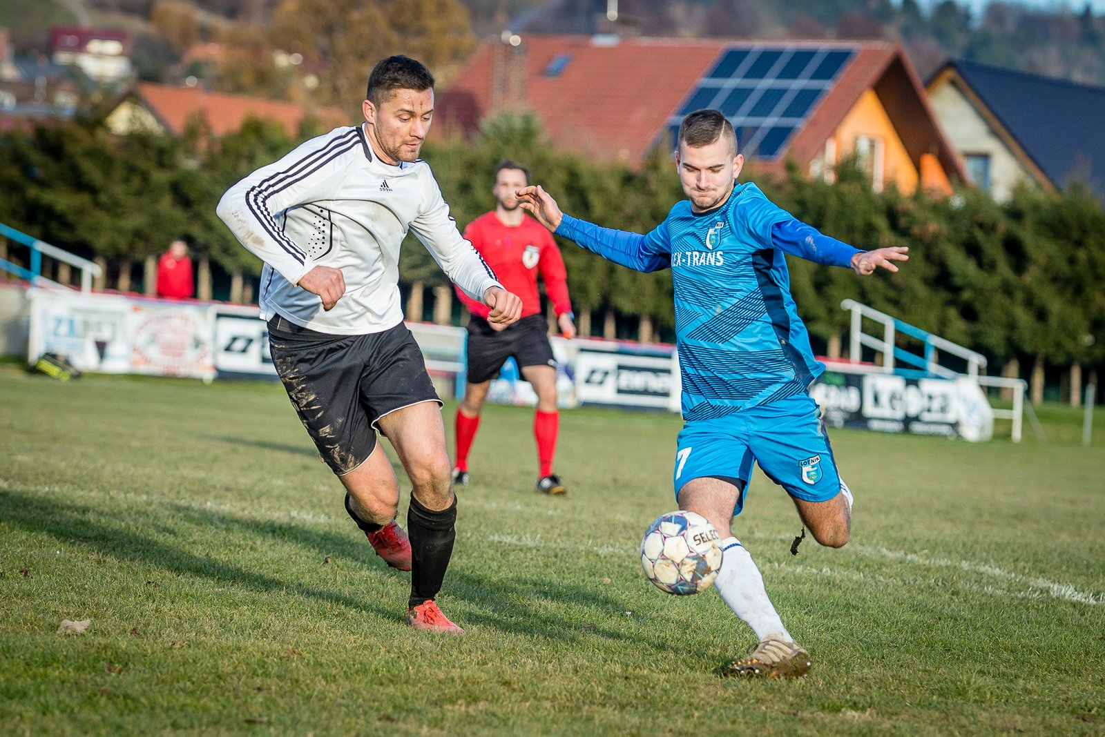 trzy-czerwone-kartki-i-zwyciestwo-lotnika-92877