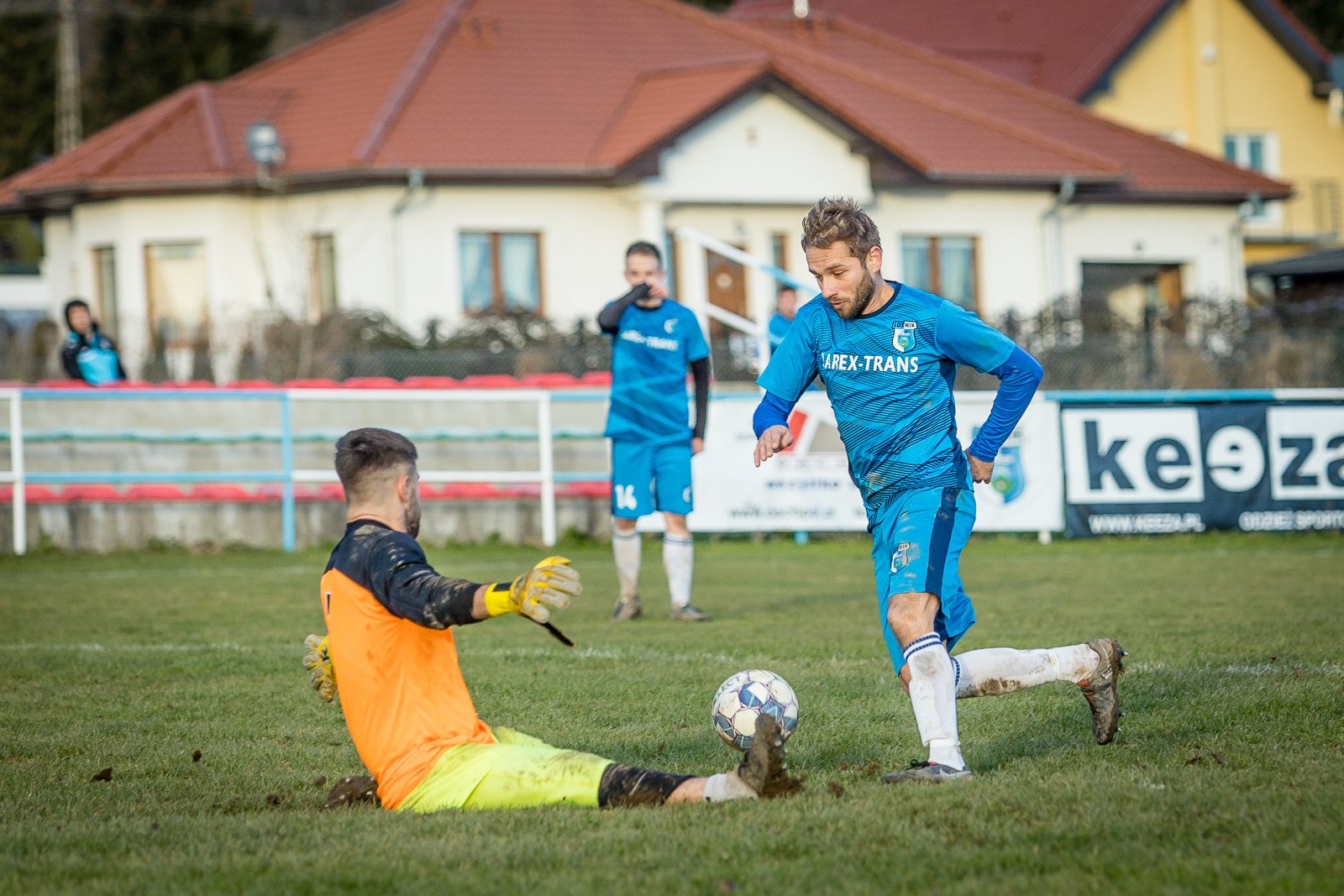 trzy-czerwone-kartki-i-zwyciestwo-lotnika-92877