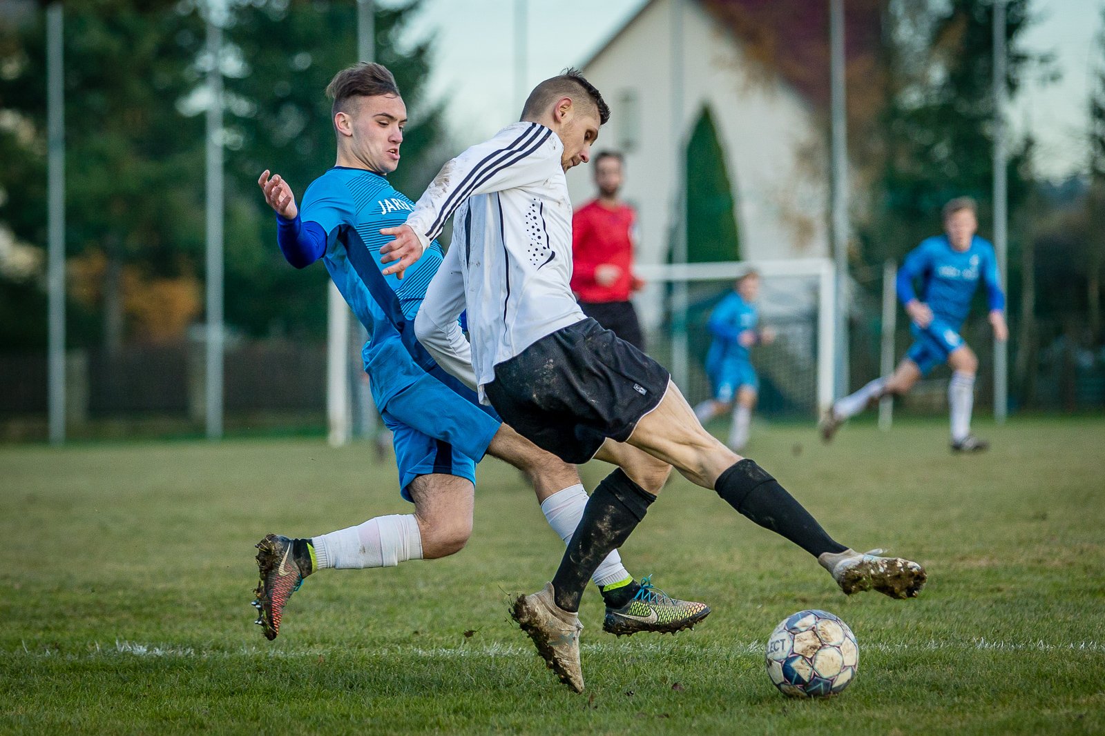 trzy-czerwone-kartki-i-zwyciestwo-lotnika-92877