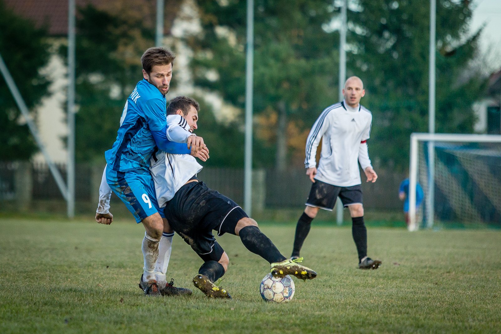 trzy-czerwone-kartki-i-zwyciestwo-lotnika-92877