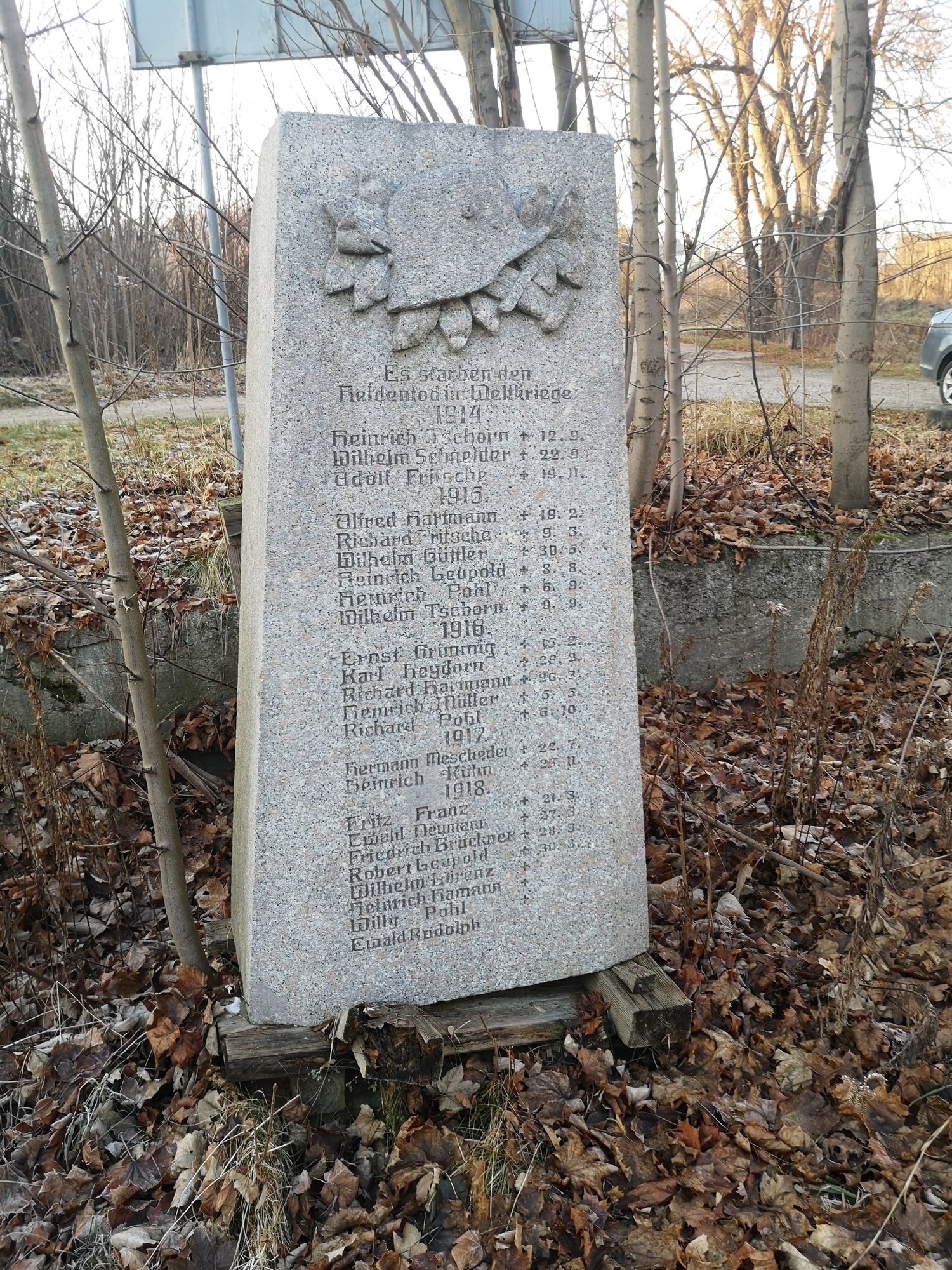 dwor-czarne-niszczeje-93113