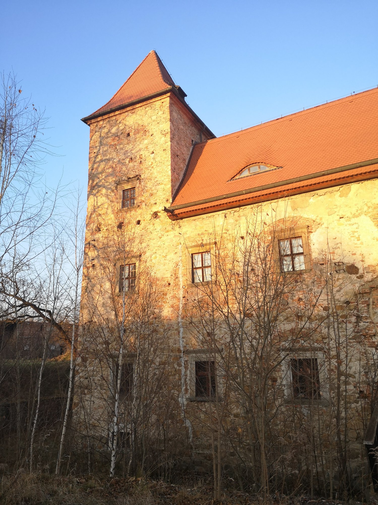 dwor-czarne-niszczeje-93113