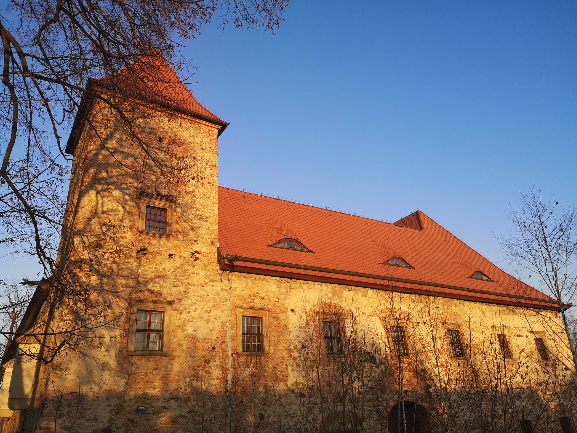 dwor-czarne-niszczeje-93113