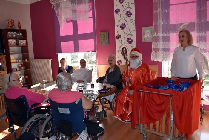 mikoaj-odwiedzi-seniorow-w-zolu-93177
