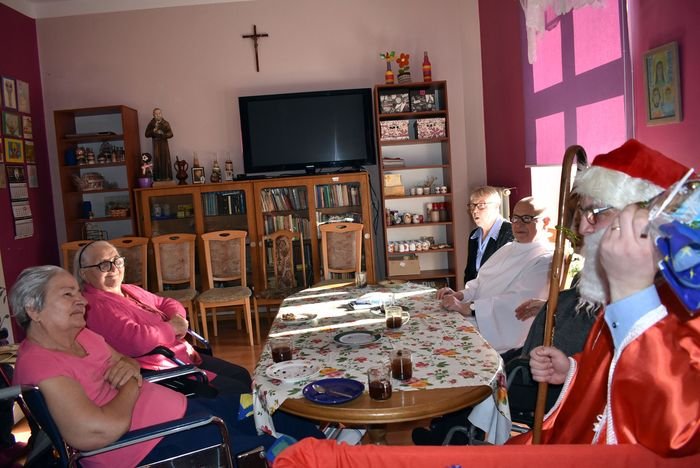 mikoaj-odwiedzi-seniorow-w-zolu-93177