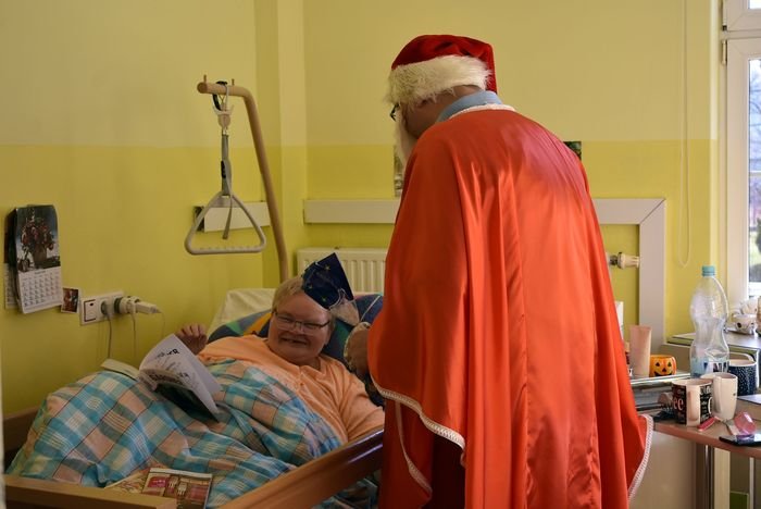 mikoaj-odwiedzi-seniorow-w-zolu-93177