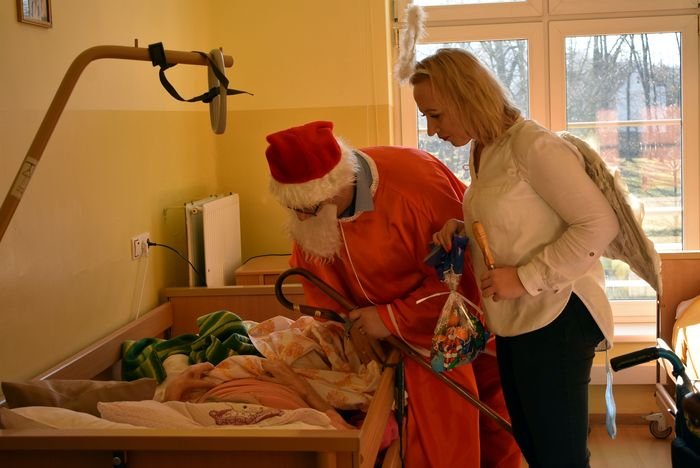 mikoaj-odwiedzi-seniorow-w-zolu-93177