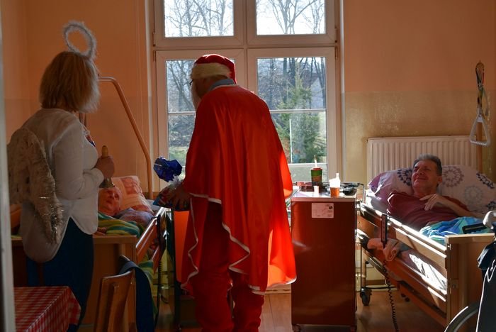 mikoaj-odwiedzi-seniorow-w-zolu-93177