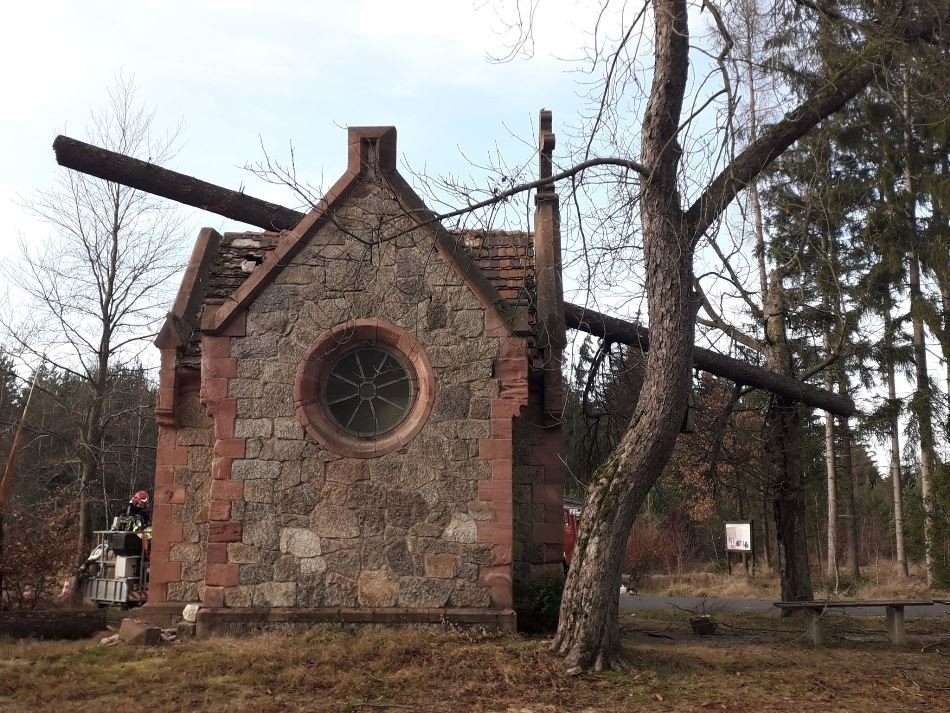 drzewo-spado-na-kapliczke-93191