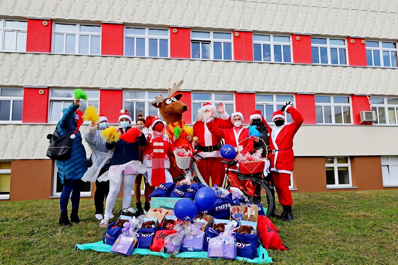 mikoaj-zawita-pod-okna-jeleniogorskiego-szpitala-93206