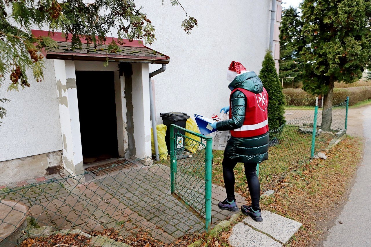 dostarczaja-paczki-z-opatkiem-maltanskim-93269