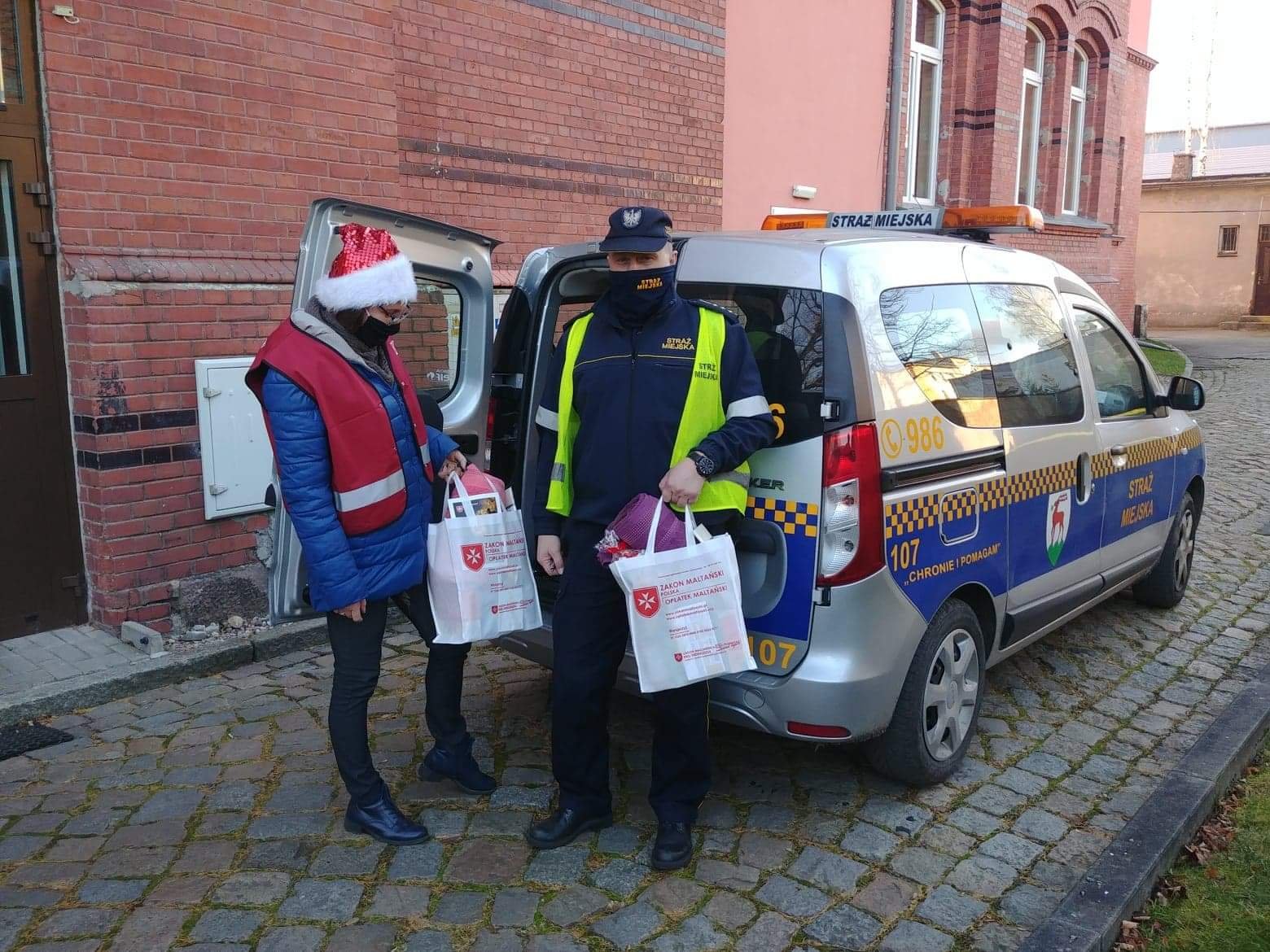 dostarczaja-paczki-z-opatkiem-maltanskim-93269