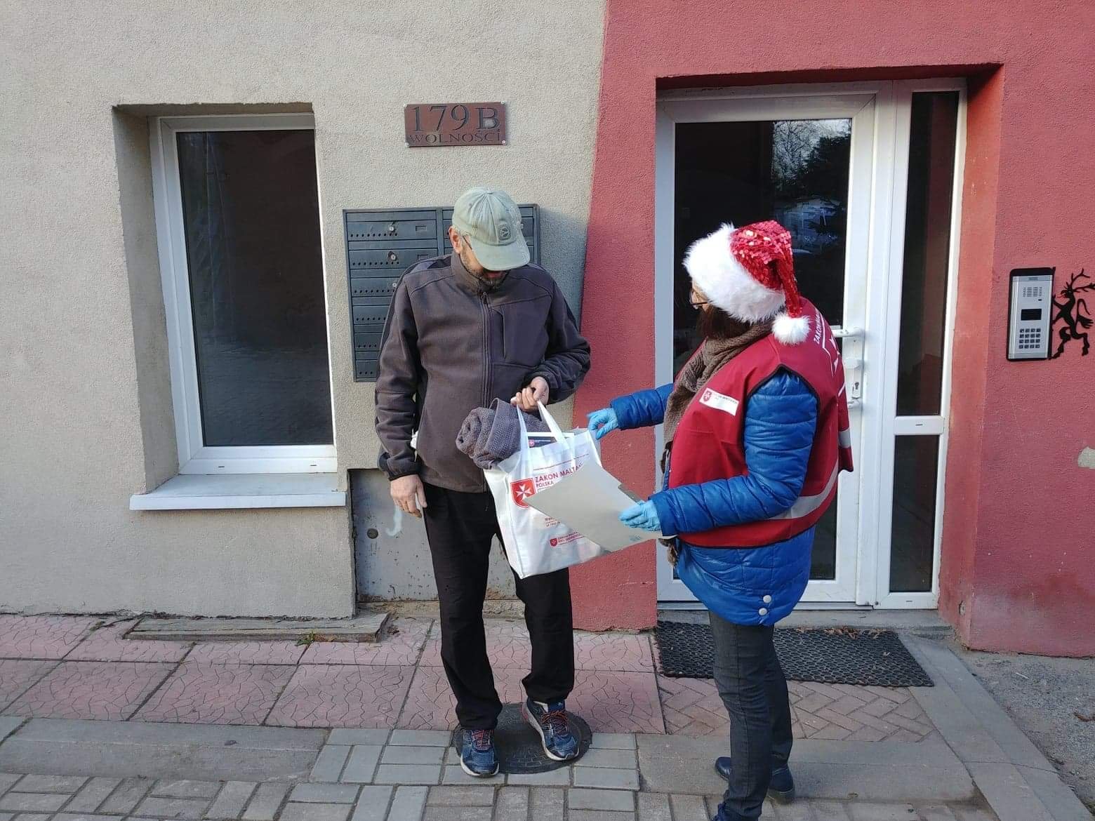 dostarczaja-paczki-z-opatkiem-maltanskim-93269