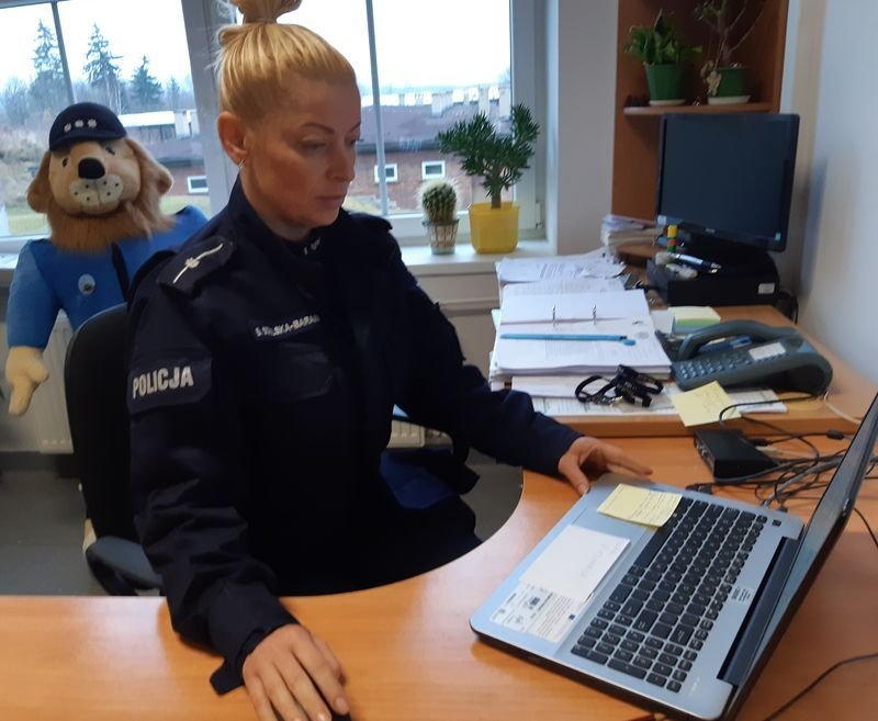 policjantka-zachecaa-studentow-do-suzby-w-policji-93406