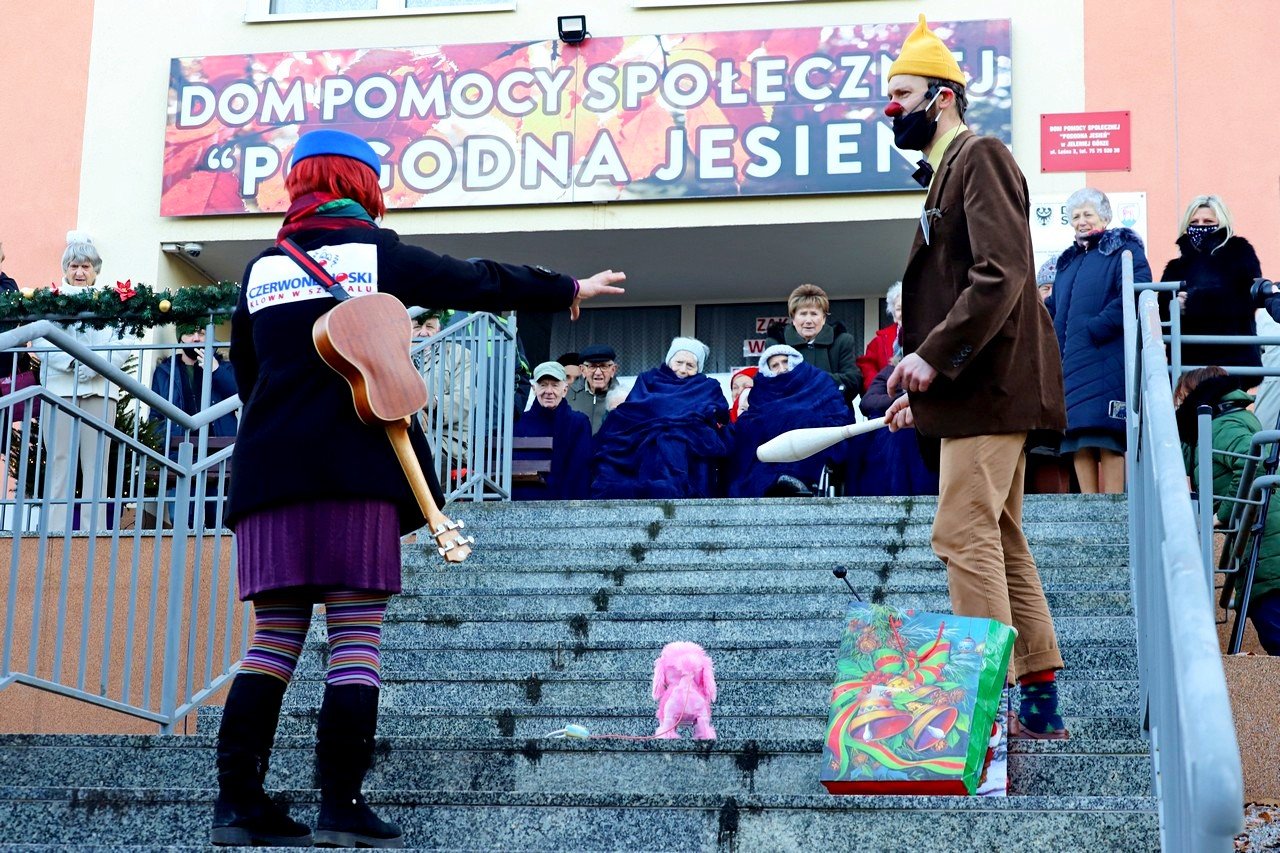 czerwone-noski-odwiedziy-seniorow-93437