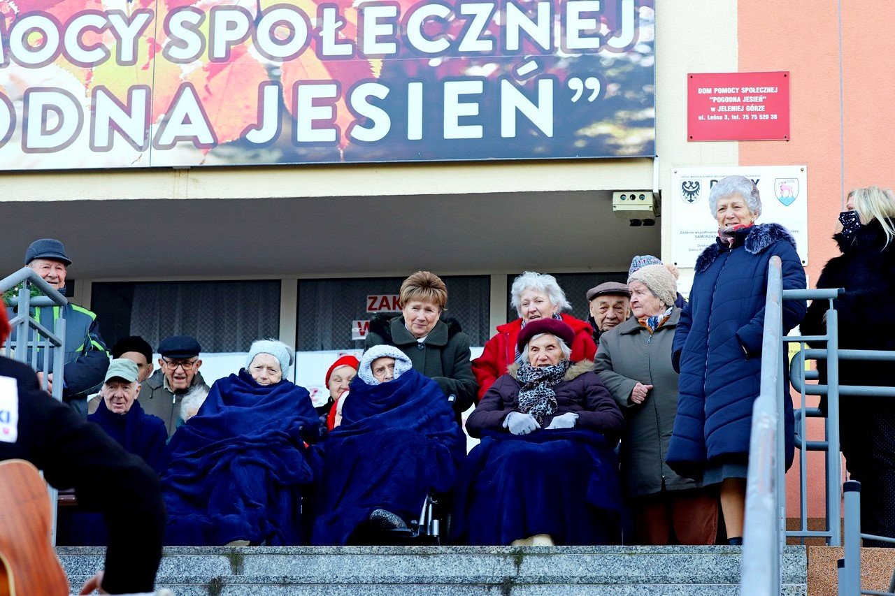 czerwone-noski-odwiedziy-seniorow-93437