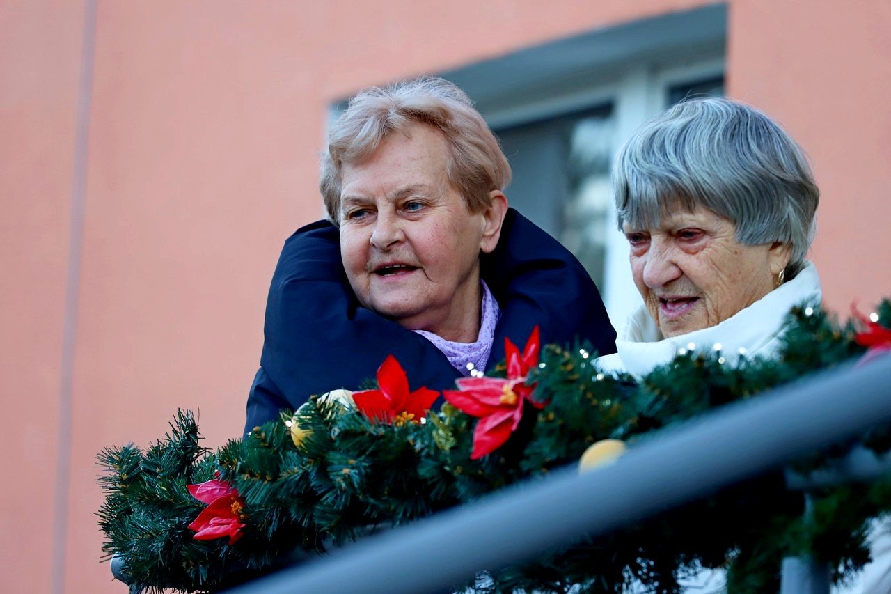 czerwone-noski-odwiedziy-seniorow-93437