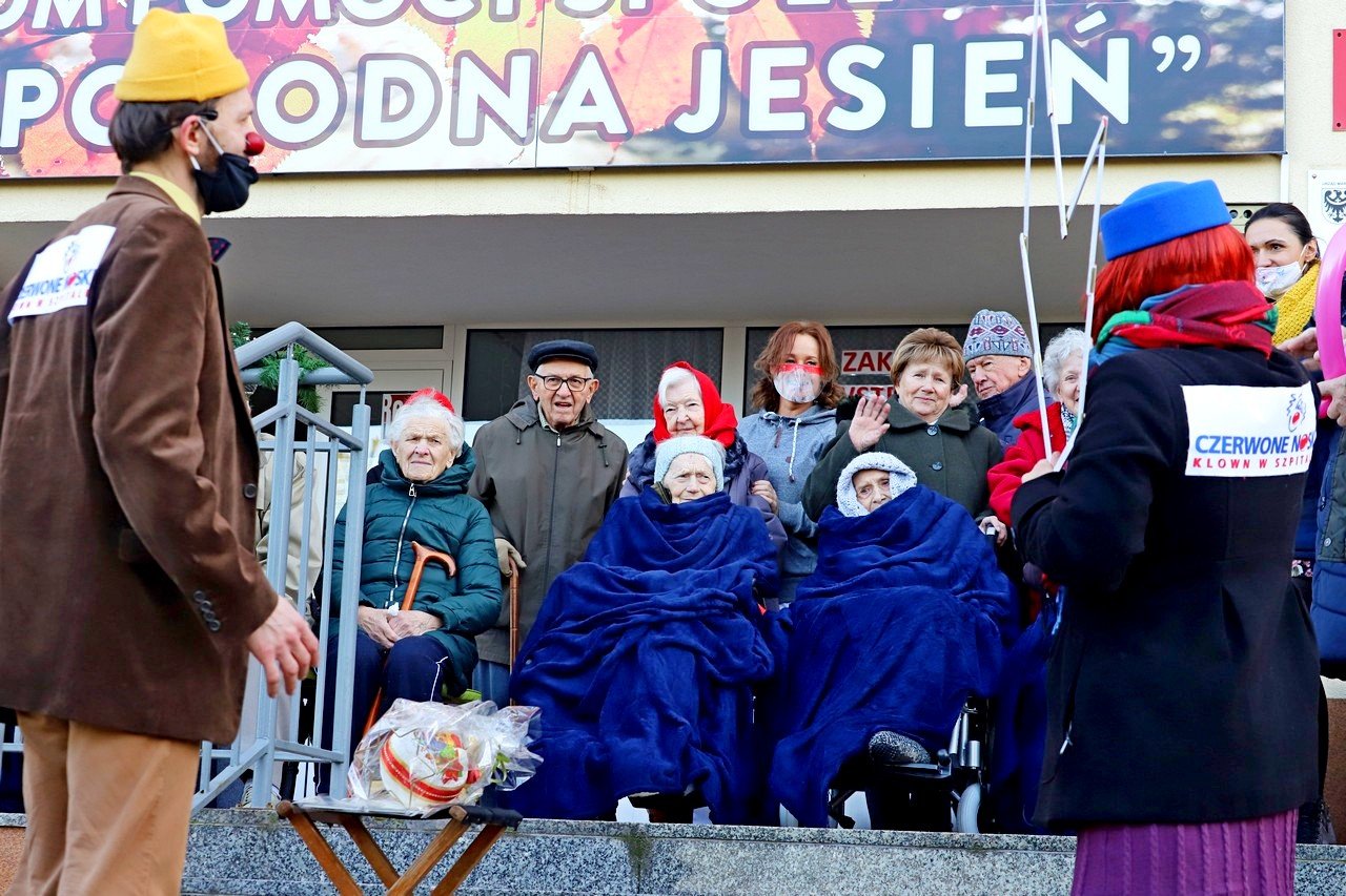 czerwone-noski-odwiedziy-seniorow-93437