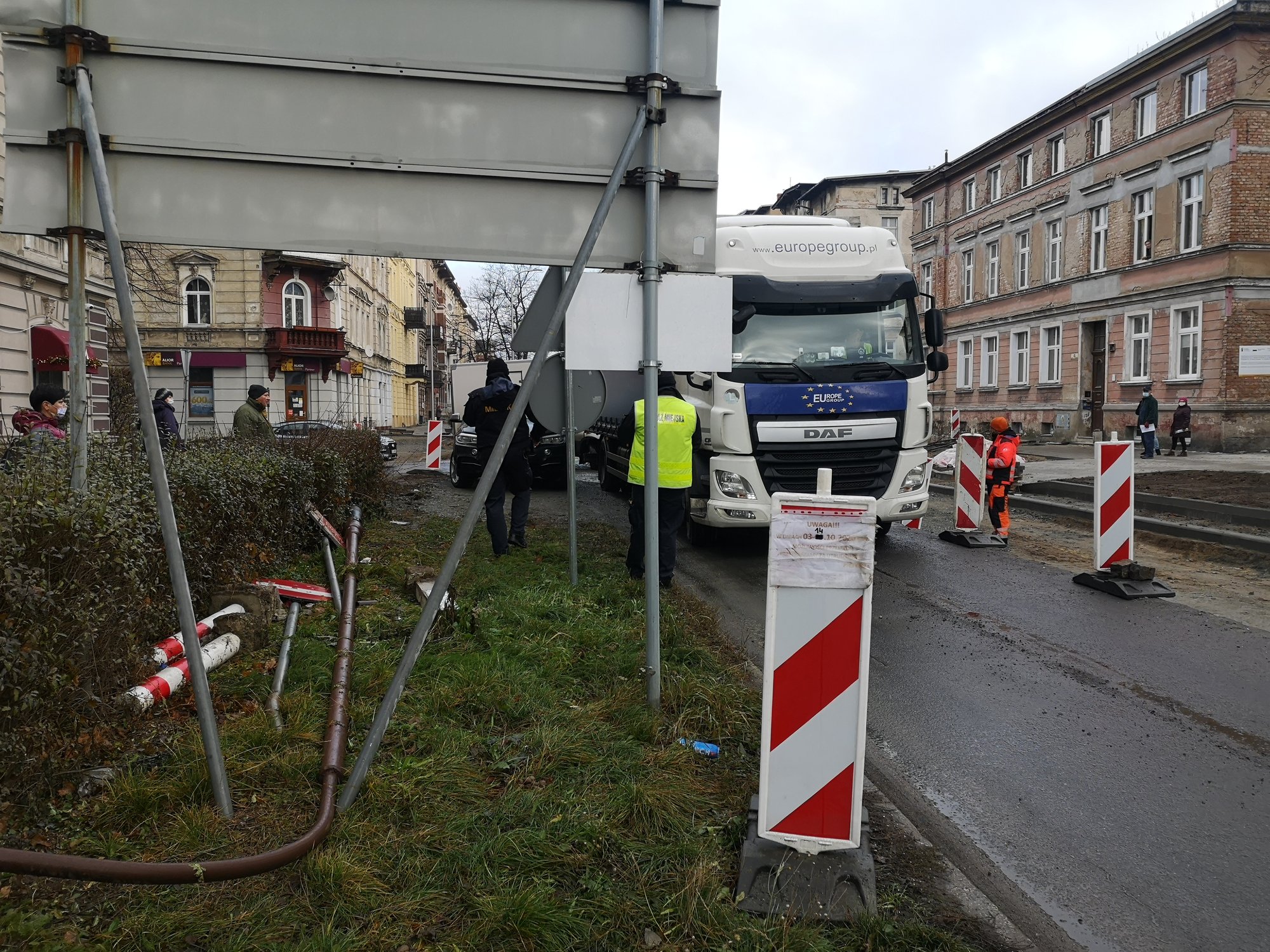 przez-brak-wyobrazni-zablokowana-bya-ulica-93492