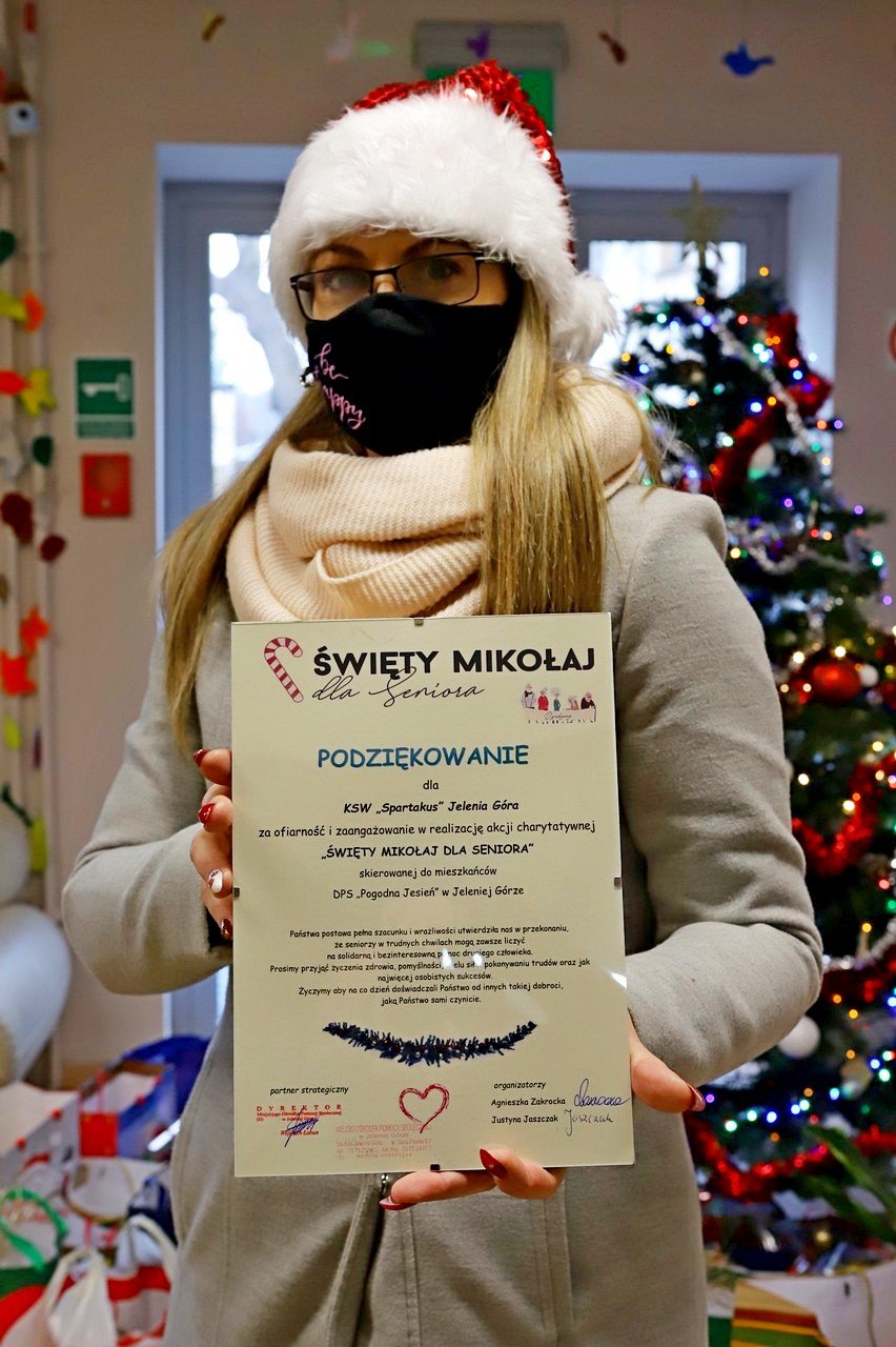 kolejni-seniorzy-obdarowani-swiatecznymi-paczkami-93545