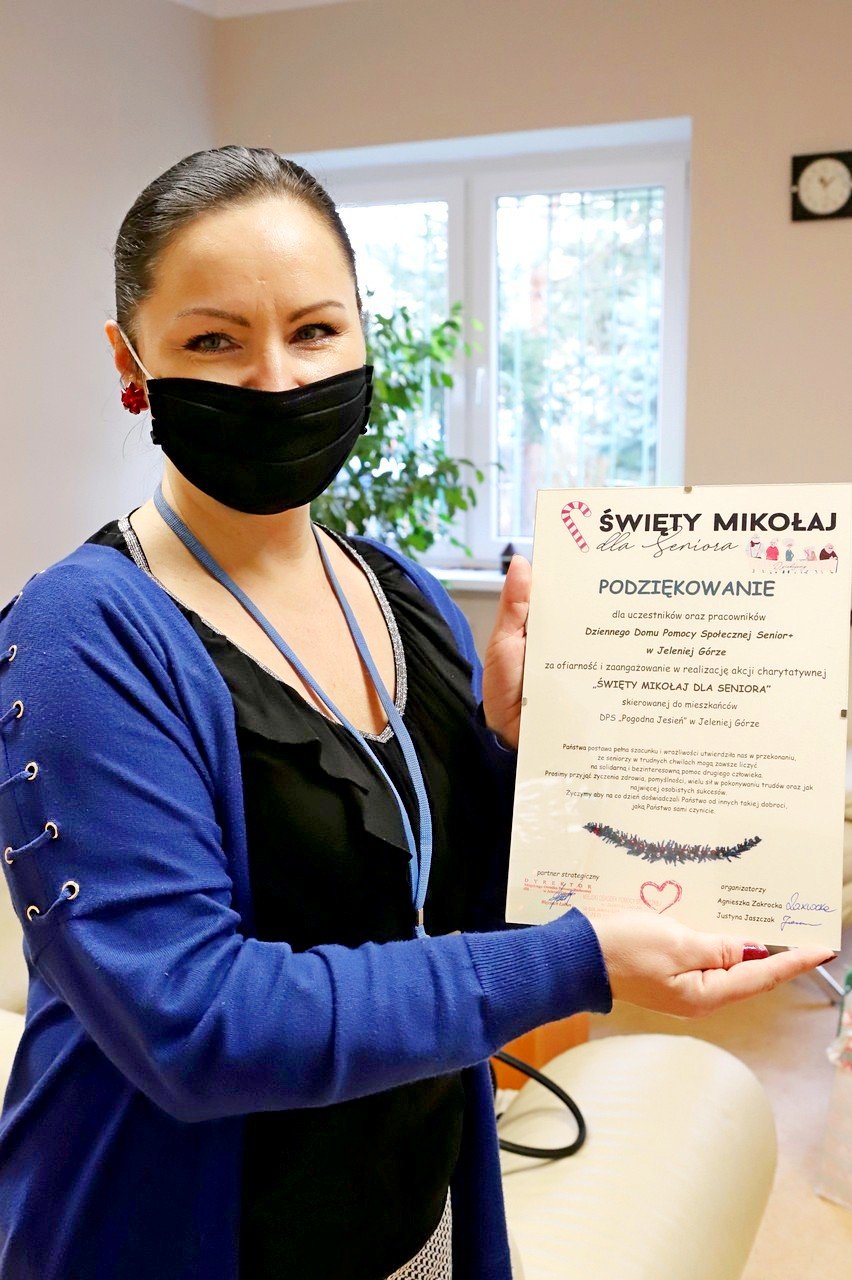 kolejni-seniorzy-obdarowani-swiatecznymi-paczkami-93545