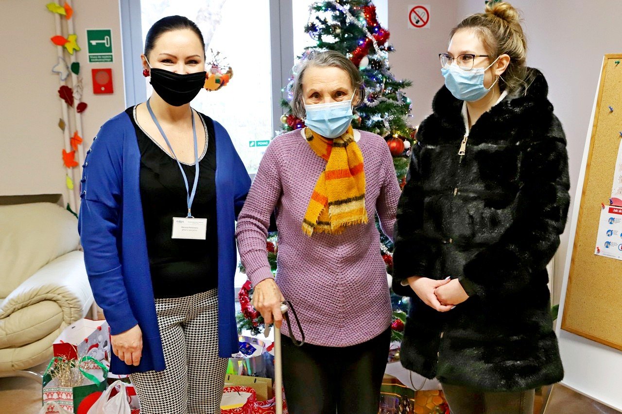 kolejni-seniorzy-obdarowani-swiatecznymi-paczkami-93545