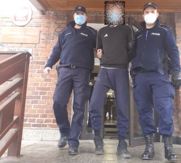 ukradli-alkohol-uderzyli-ochroniarza-butelka-93564