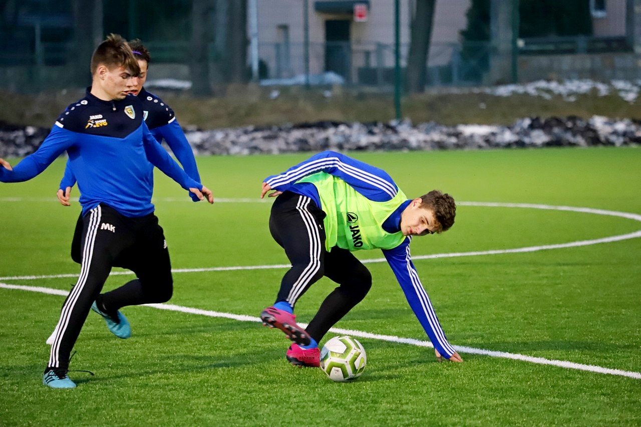 juniorzy-starsi-sparowali-z-modszymi-94130