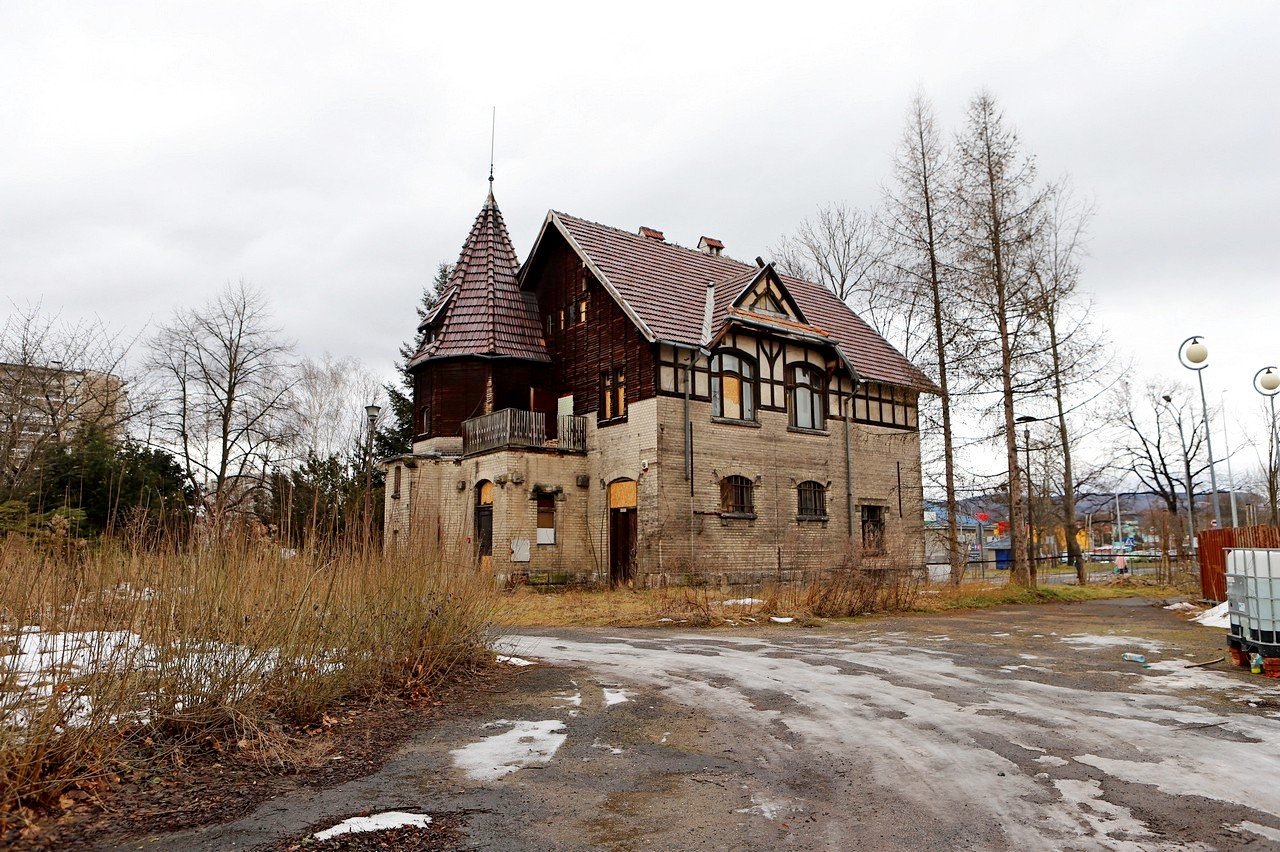 Widoczny budynek nie został ujęty w przetargu – ma być remontowany w bliżej nieokreślonej przyszłości.