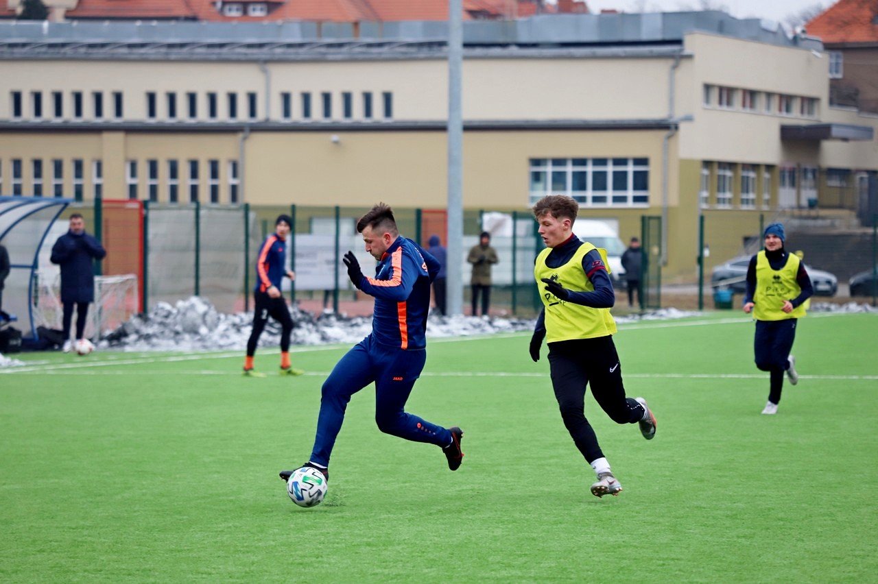 lotnik-sparowa-z-silnym-rywalem-94430