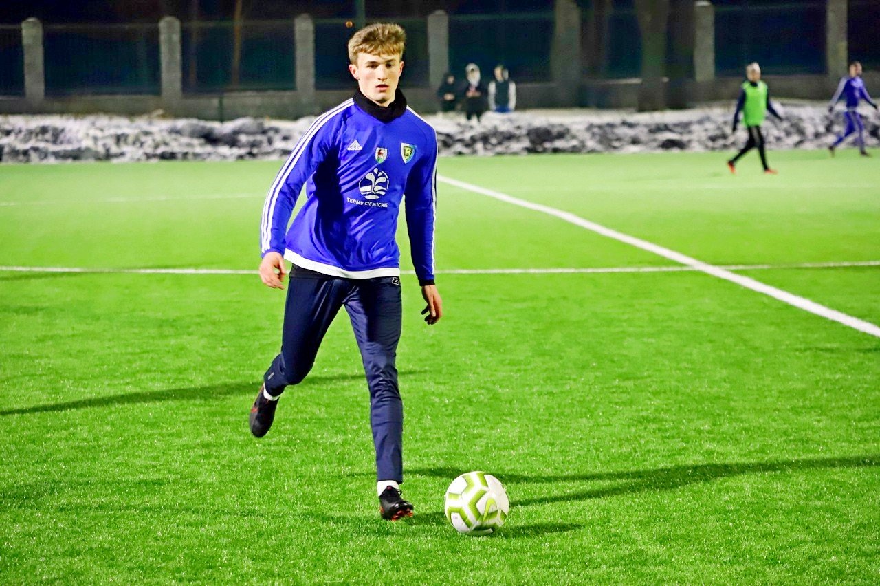 juniorzy-starsi-ograli-kolejny-zespo-seniorow-94858