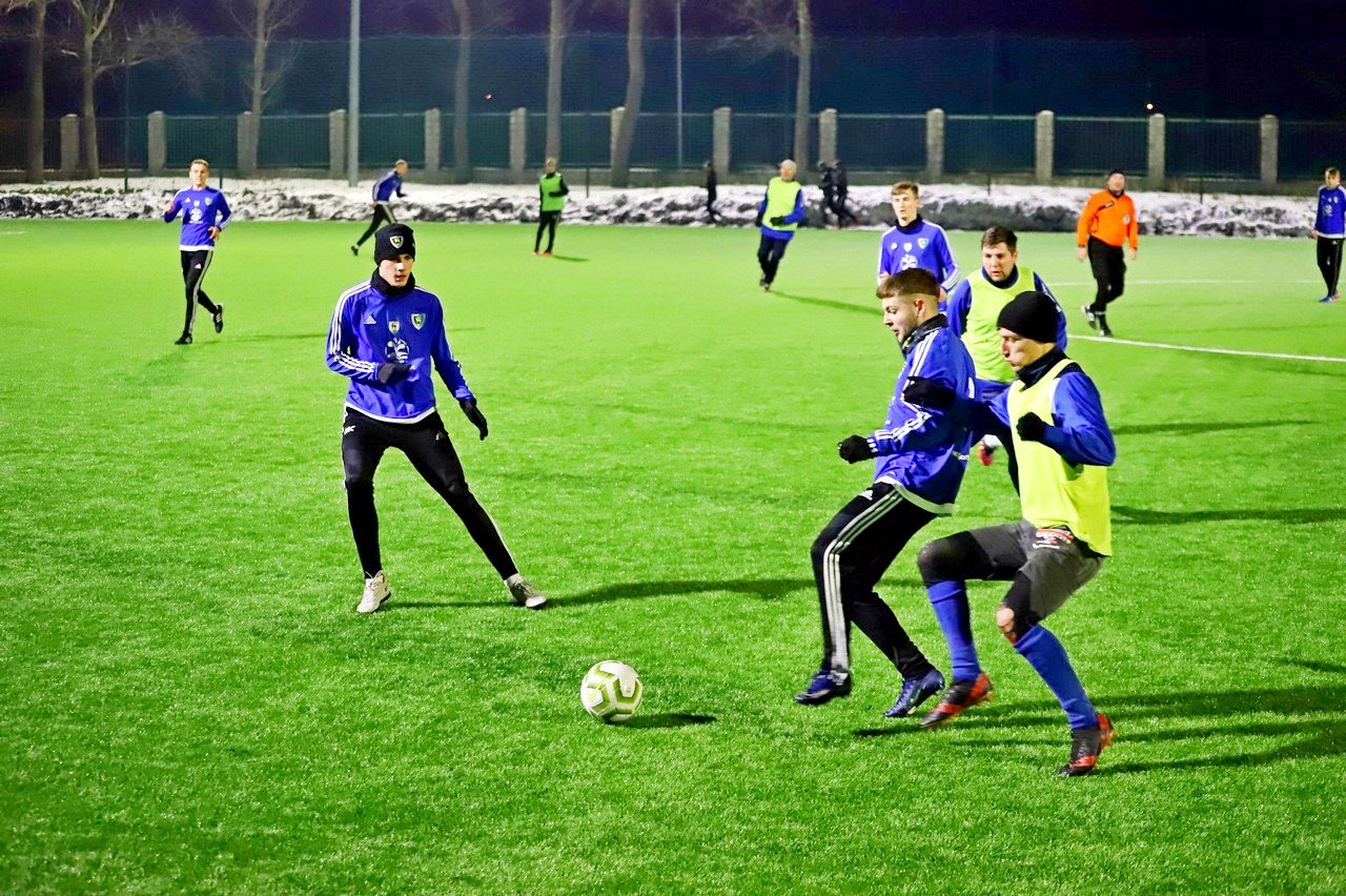 juniorzy-starsi-ograli-kolejny-zespo-seniorow-94858