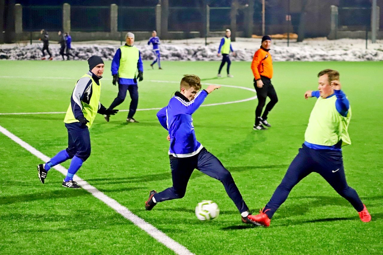 juniorzy-starsi-ograli-kolejny-zespo-seniorow-94858