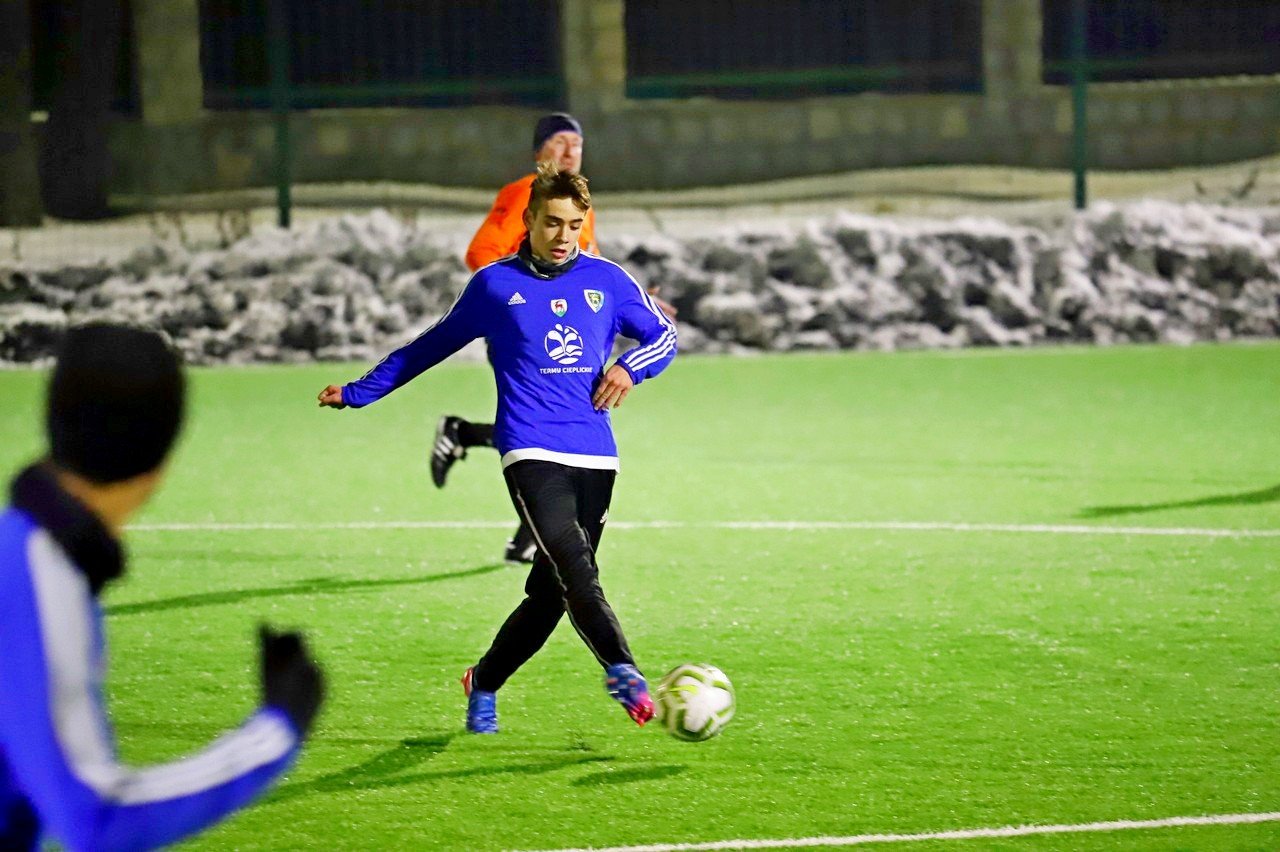 juniorzy-starsi-ograli-kolejny-zespo-seniorow-94858