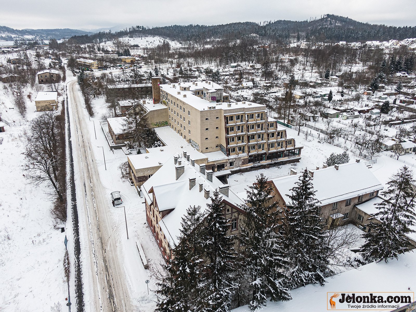 z-hotelu-zostaa-ruina-94881