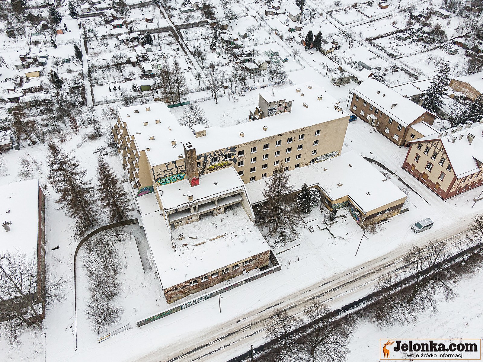 z-hotelu-zostaa-ruina-94881