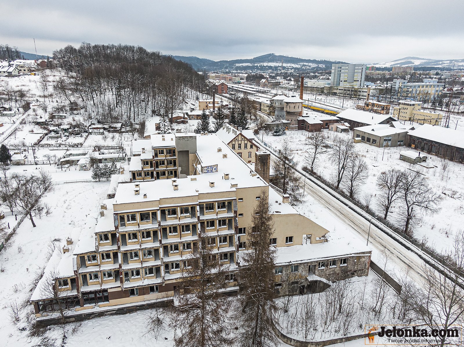 z-hotelu-zostaa-ruina-94881