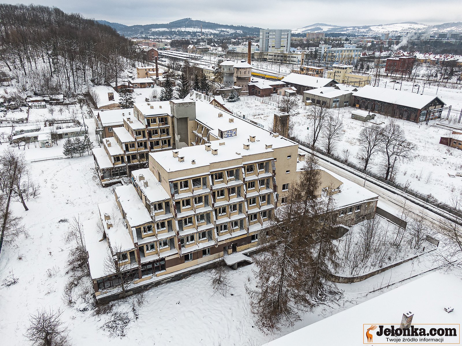 z-hotelu-zostaa-ruina-94881