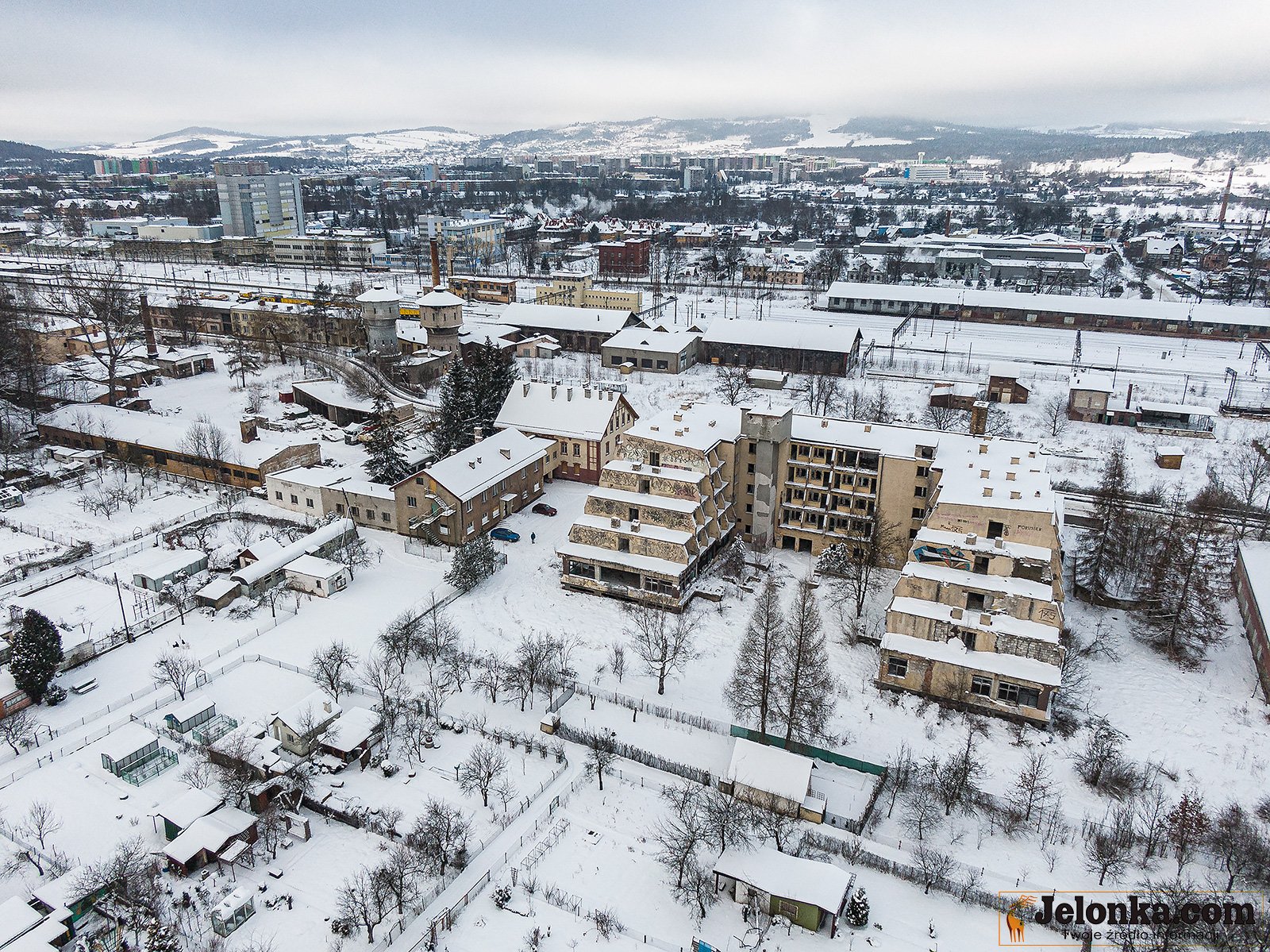 z-hotelu-zostaa-ruina-94881