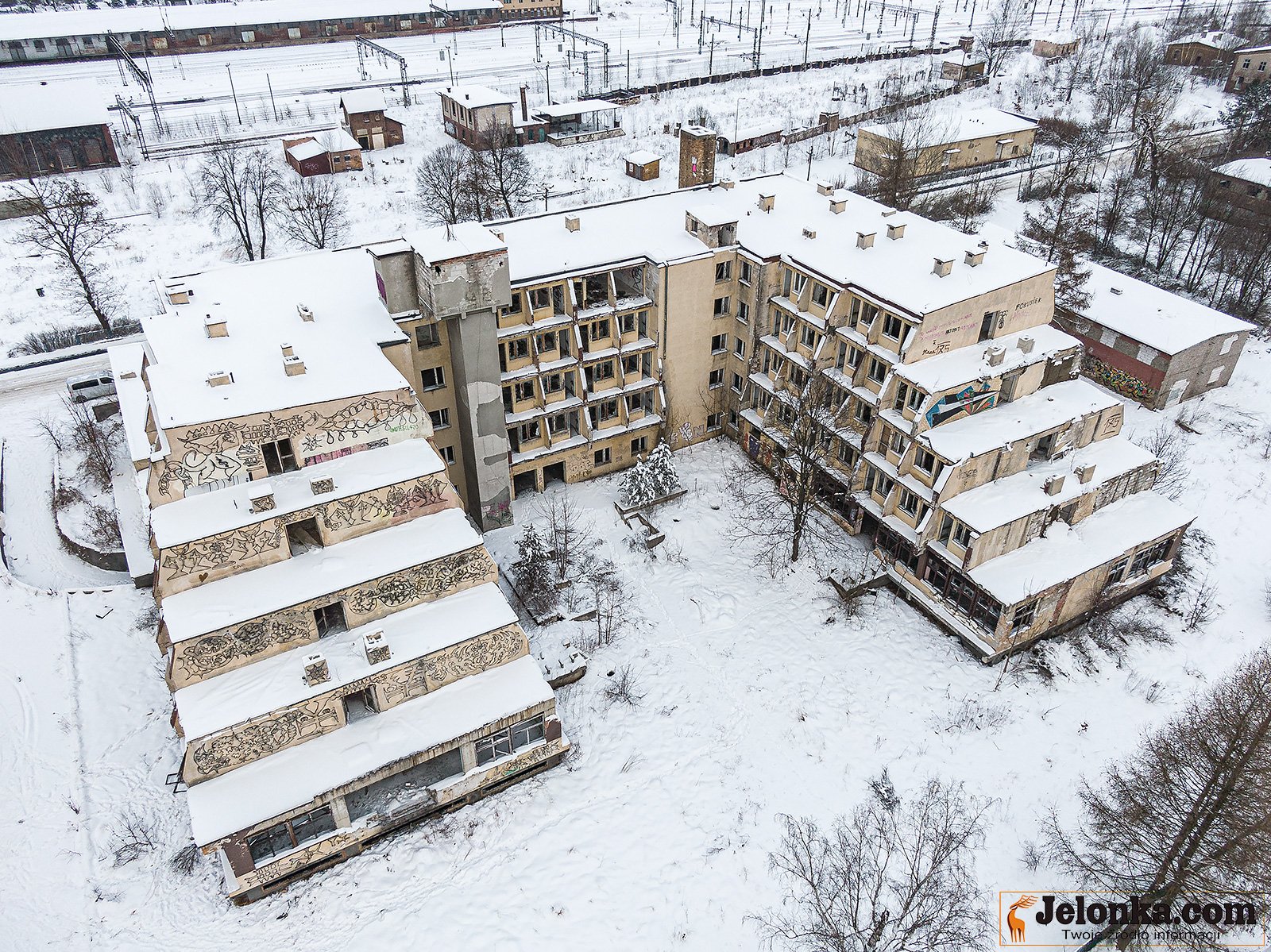 z-hotelu-zostaa-ruina-94881