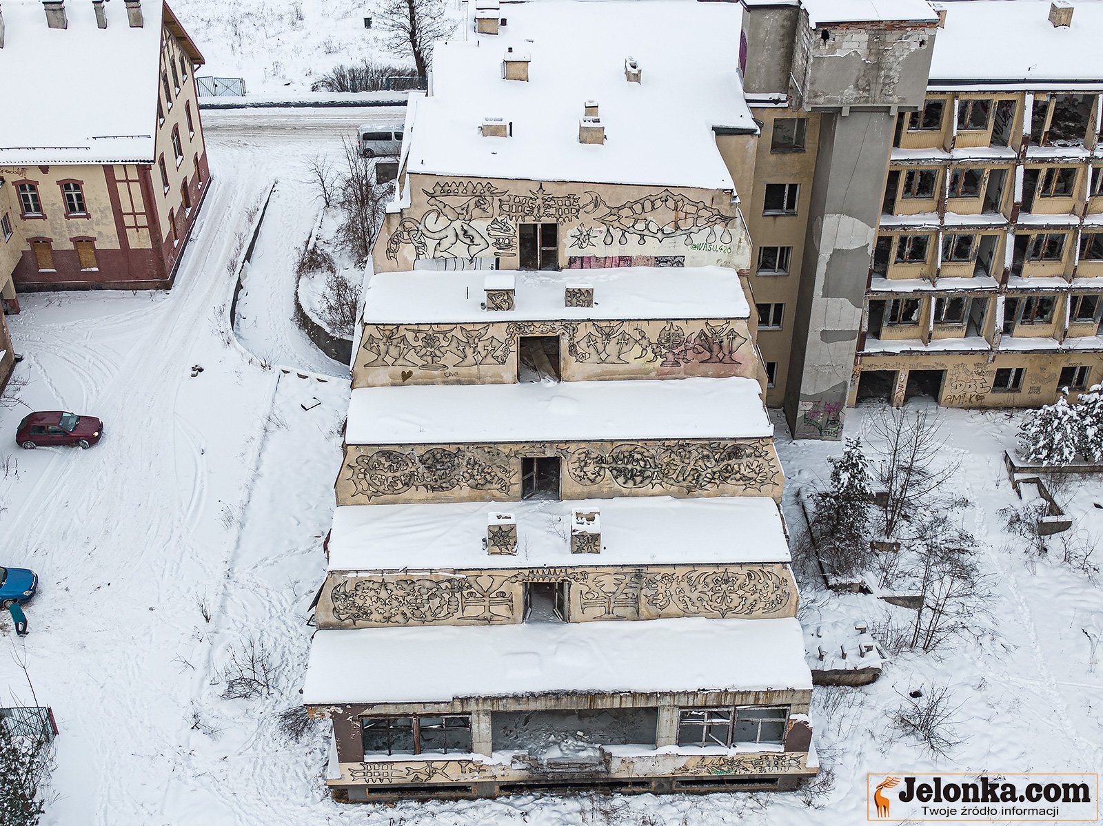 z-hotelu-zostaa-ruina-94881