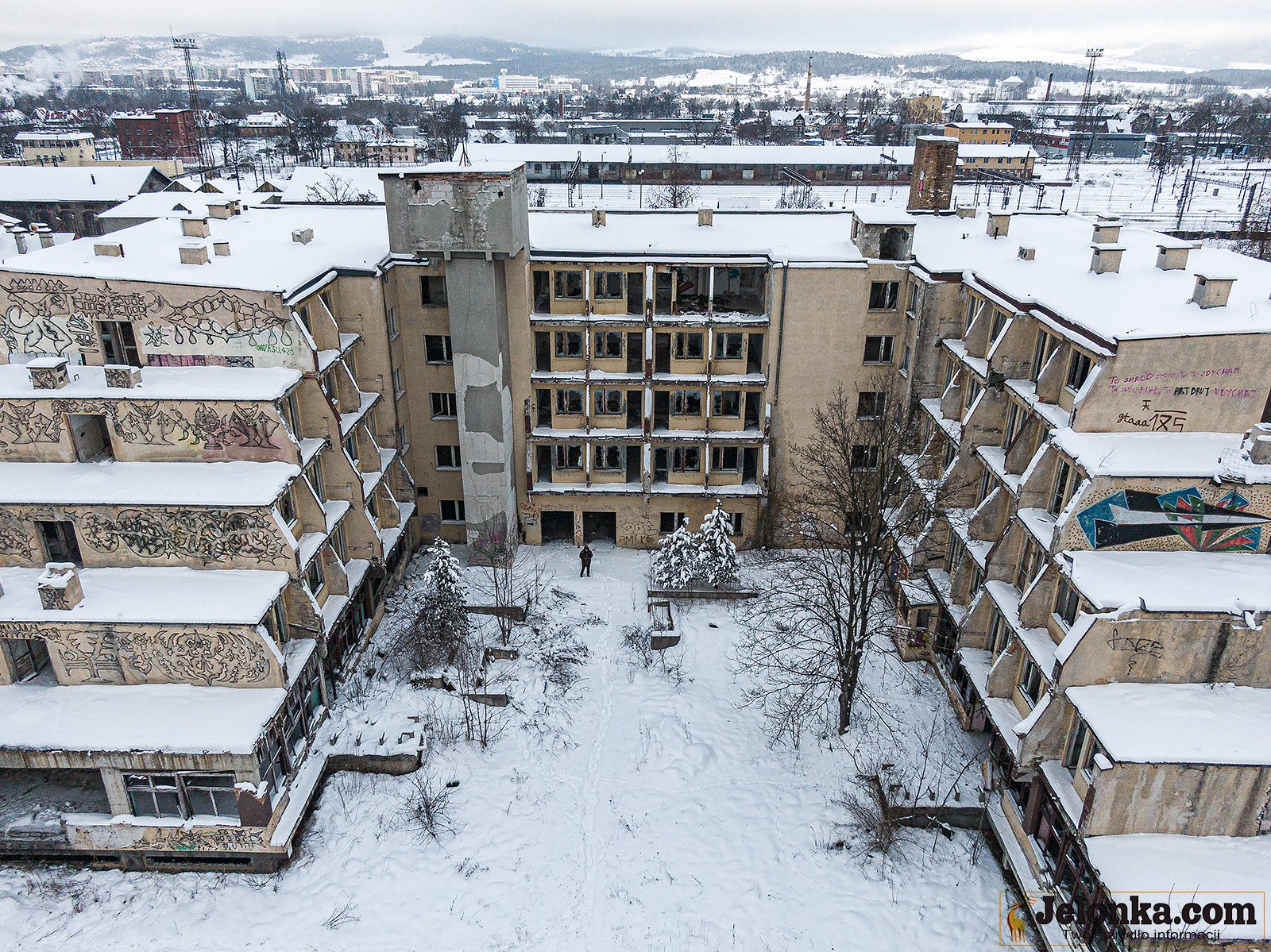 z-hotelu-zostaa-ruina-94881